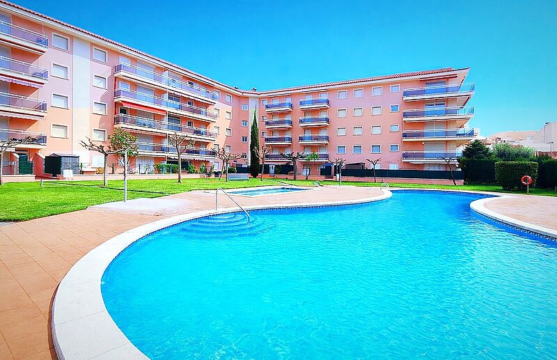 Planta baixa amb jardí, piscina i llicència turística a pocs passos de la platja.