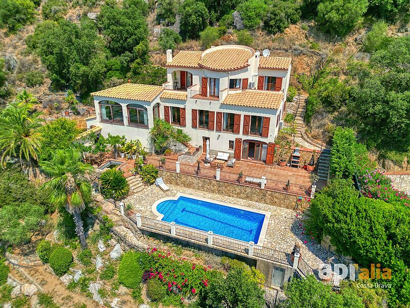 Espectacular casa amb piscina i vistes per gaudir de l estil de vida mediterrani