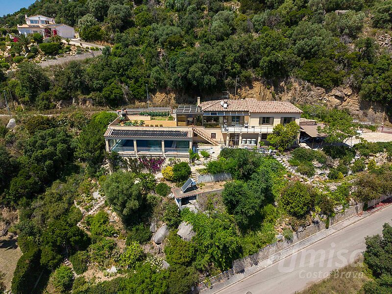Exclusiva vila amb piscina interior climatitzada i vistes panoràmiques al mar a Vescomtat de Cabanyes (Calonge)