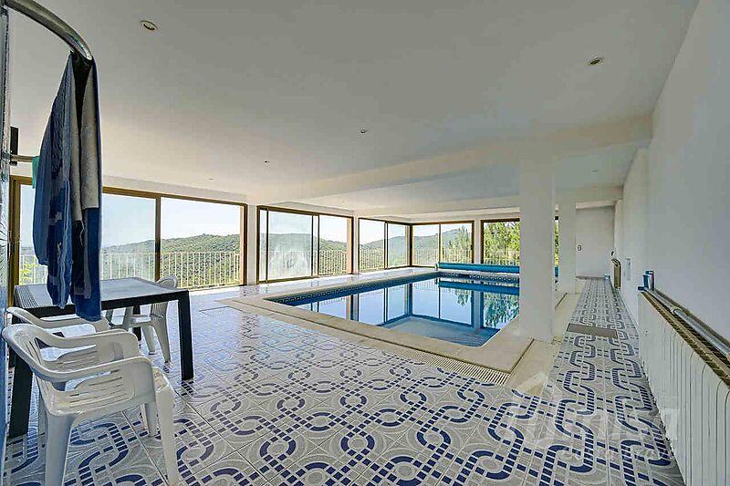 Exclusiva vila amb piscina interior climatitzada i vistes panoràmiques al mar a Vescomtat de Cabanyes (Calonge)