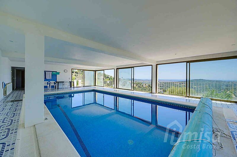 Exclusiva vila amb piscina interior climatitzada i vistes panoràmiques al mar a Vescomtat de Cabanyes (Calonge)
