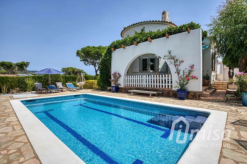 Encantadora vila de 3 dormitoris totalment reformada amb piscina i jardí a Vescomtat de Cabanyes (Calonge)