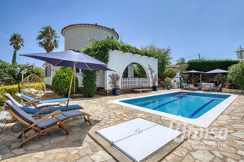 Encantadora vila de 3 dormitoris totalment reformada amb piscina i jardí a Vescomtat de Cabanyes (Calonge)