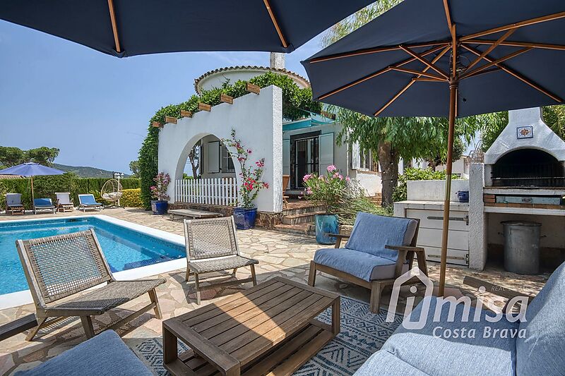 Encantadora vila de 3 dormitoris totalment reformada amb piscina i jardí a Vescomtat de Cabanyes (Calonge)