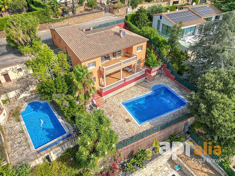 Espectacular vila independent amb piscina a l'exclusiva urbanització Vescomtat de Cabanyes (Calonge)
