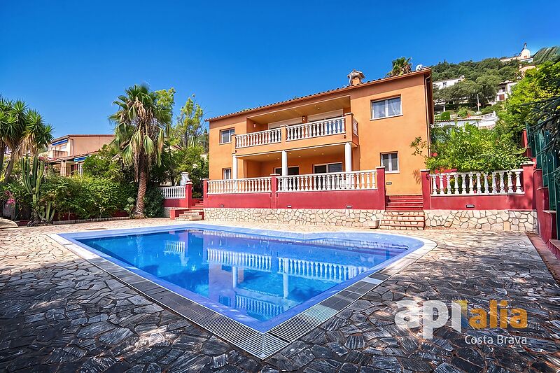 Espectacular vila independent amb piscina a l'exclusiva urbanització Vescomtat de Cabanyes (Calonge)